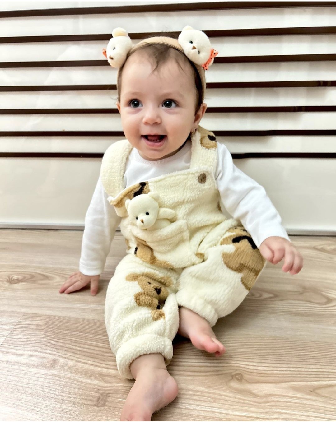 Komplet za bebe – bluzica, krznene pantalone sa tregerima i igračkica