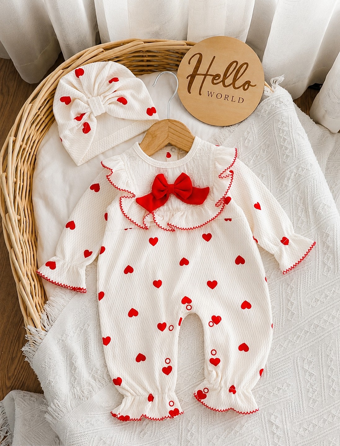 Dvodelni set za bebe sa srcima – kombinezon i turban