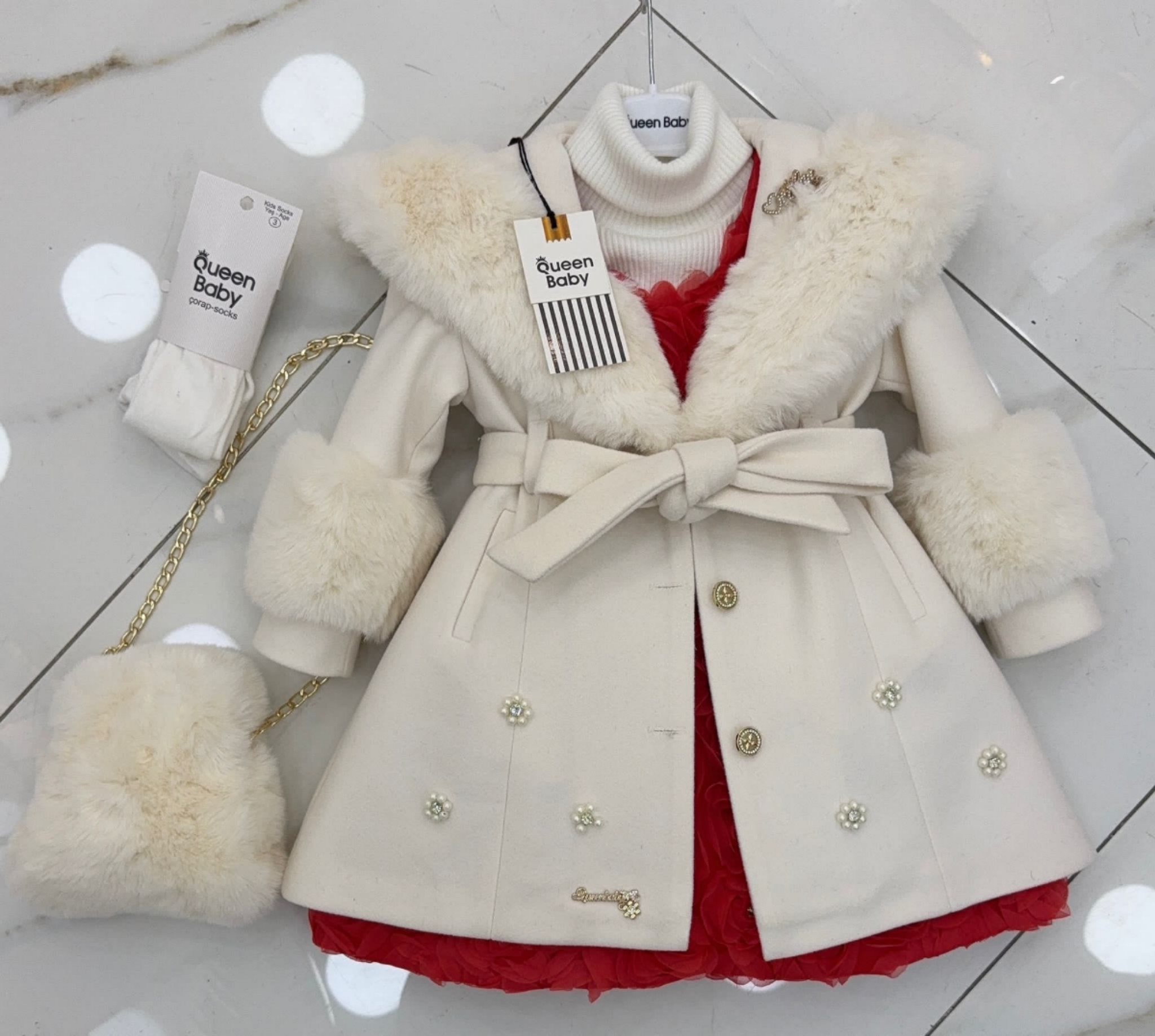 Luksuzni komplet za devojčice – kaput sa krznom, crvena haljina, torbica i hulahopke