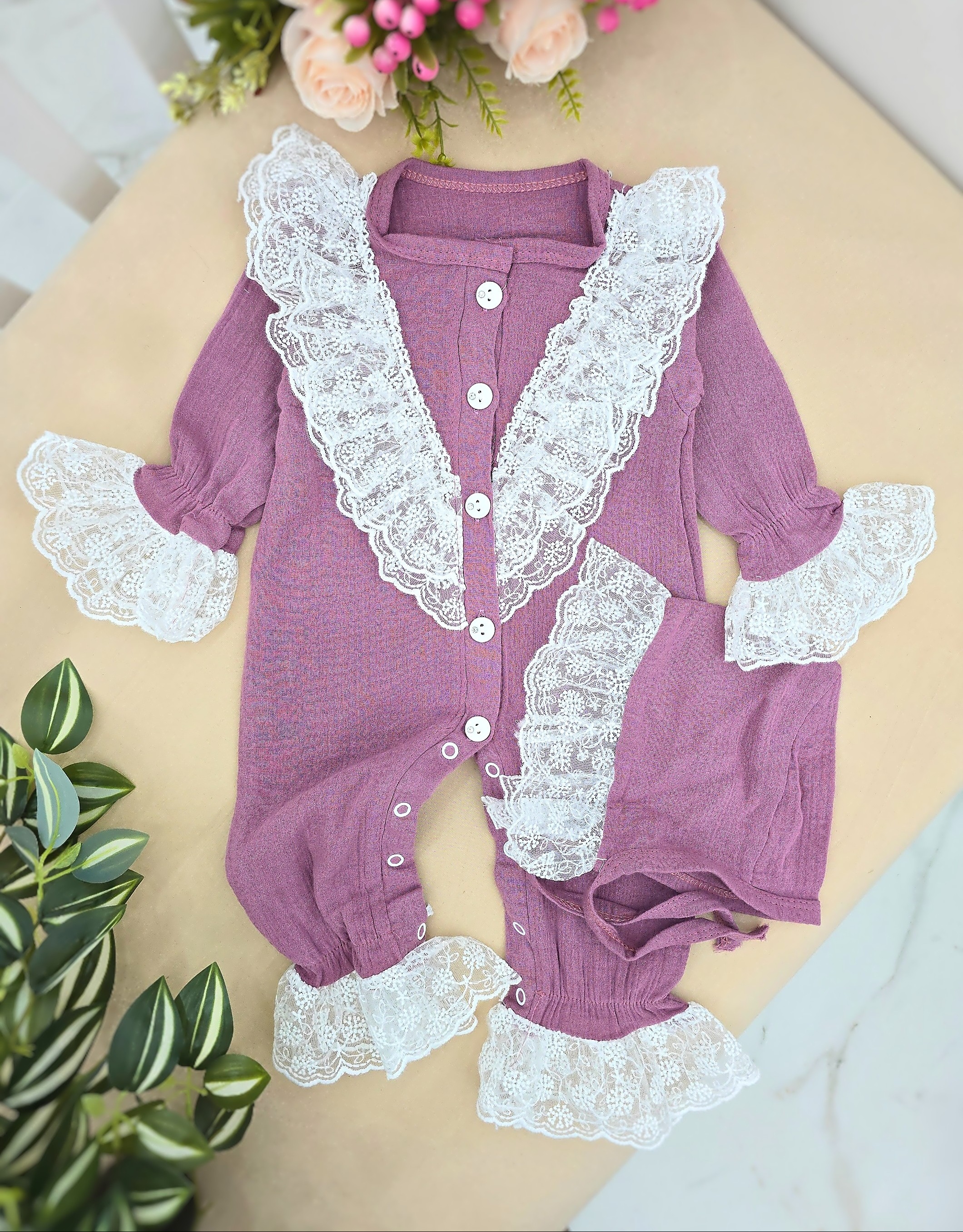 Bebi komplet sa čipkom – kombinezon i kapica