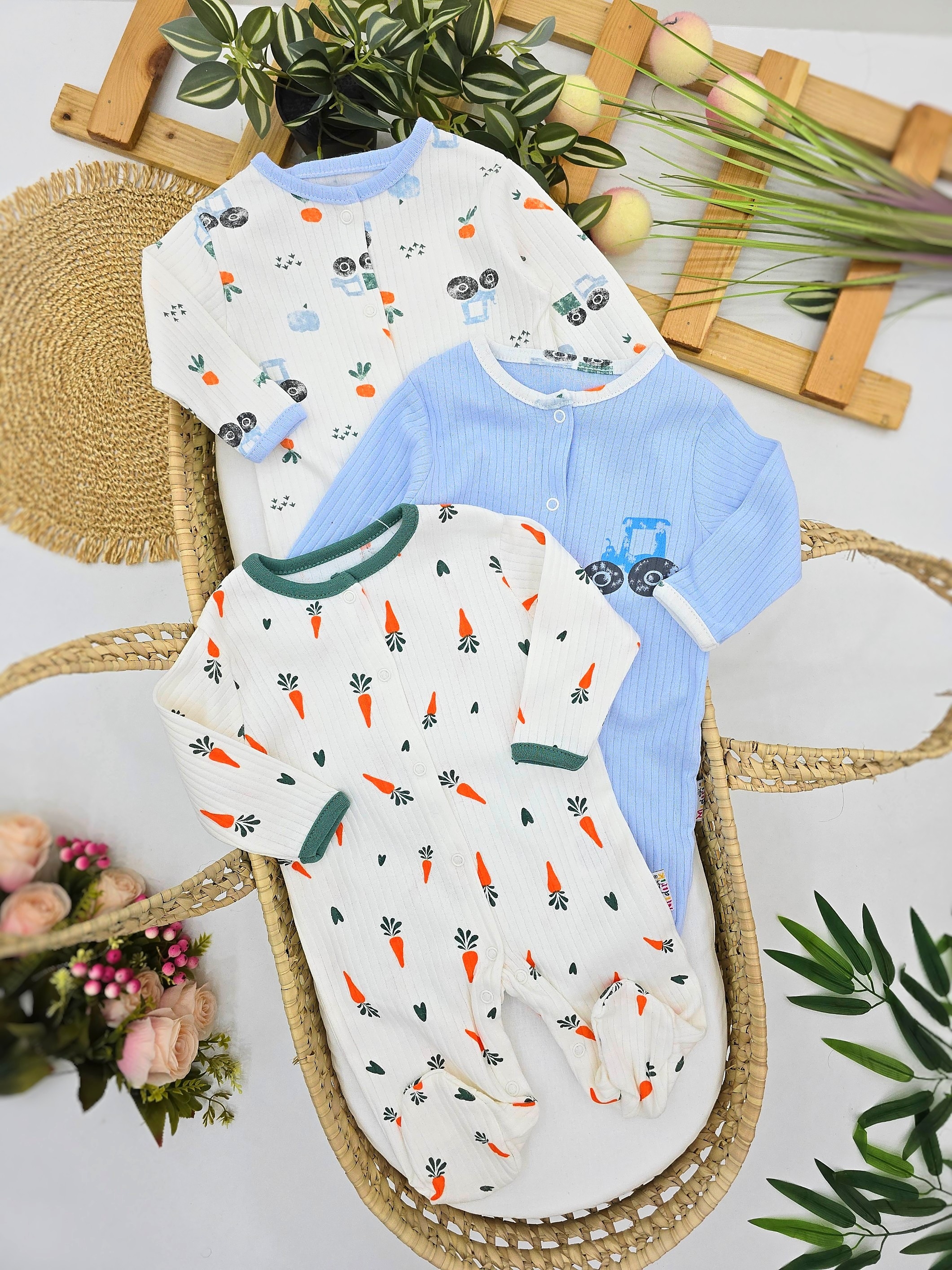 Set tri štramplice za bebe dečake – traktor i šargarepa dezen