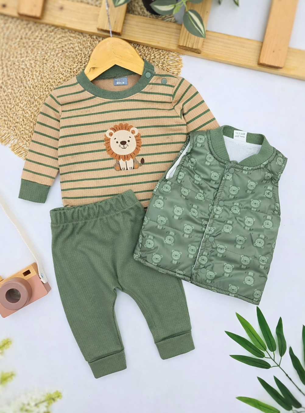 Maslinasto zeleni set sa lavićem – prsluk, bluza i donji deo