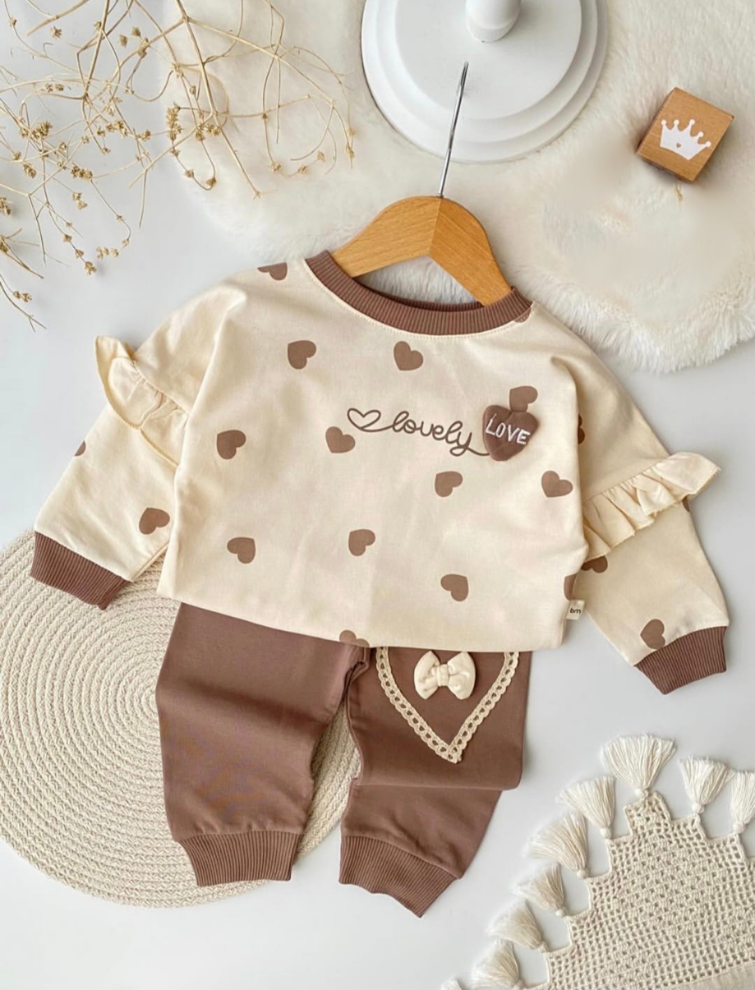 Braon komplet za devojčice sa srcima i mašnicom