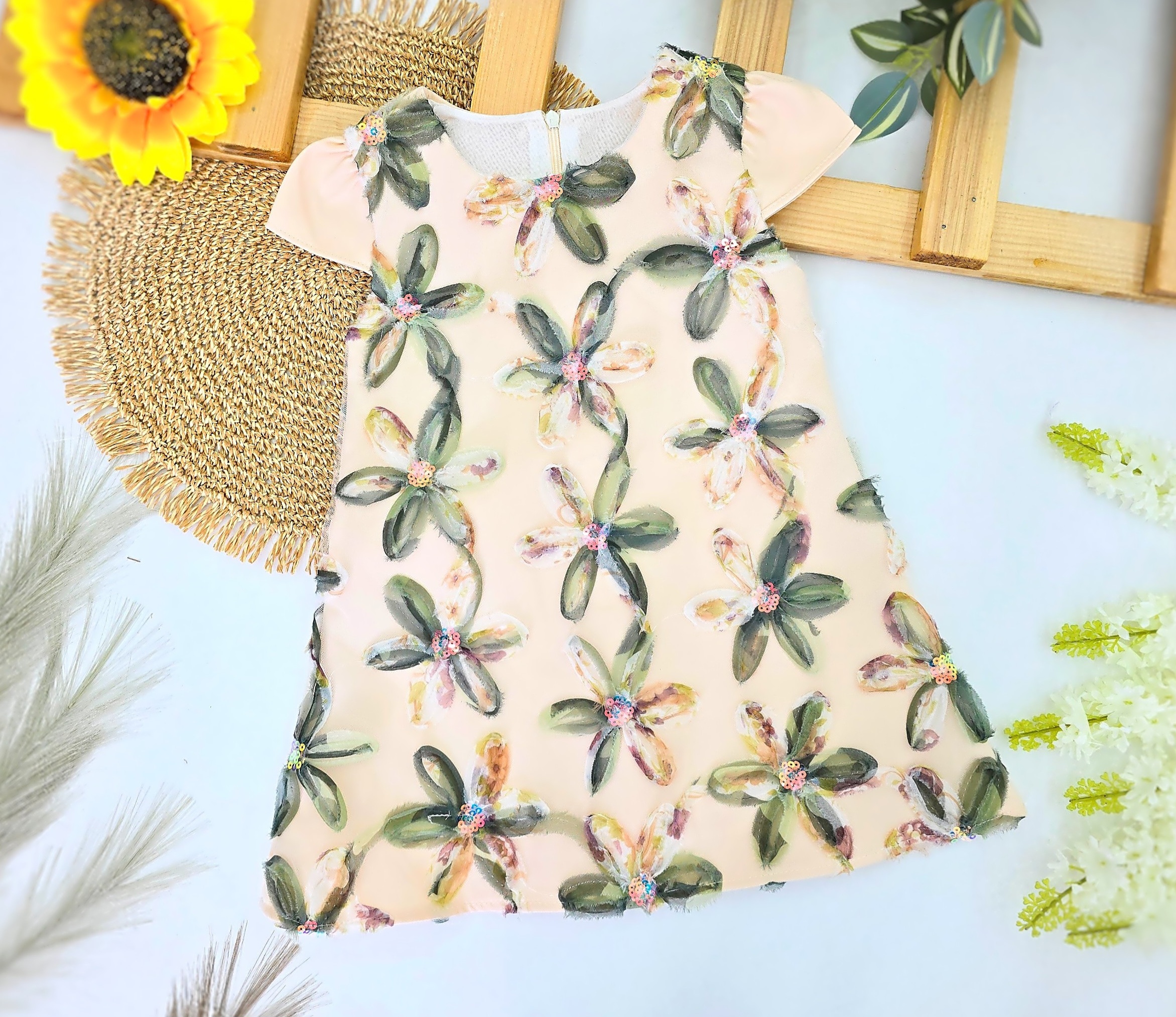 Bež haljinica sa zelenim 3D cvetovima – za devojčice