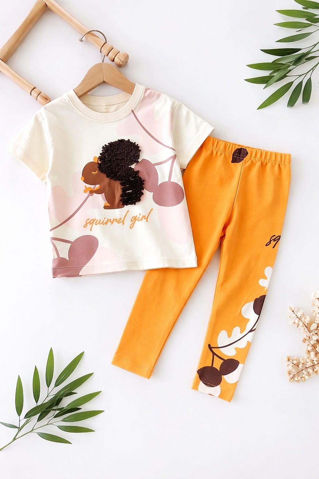 Dvodelni komplet za devojčice – majica sa printom veverice i helanke u boji