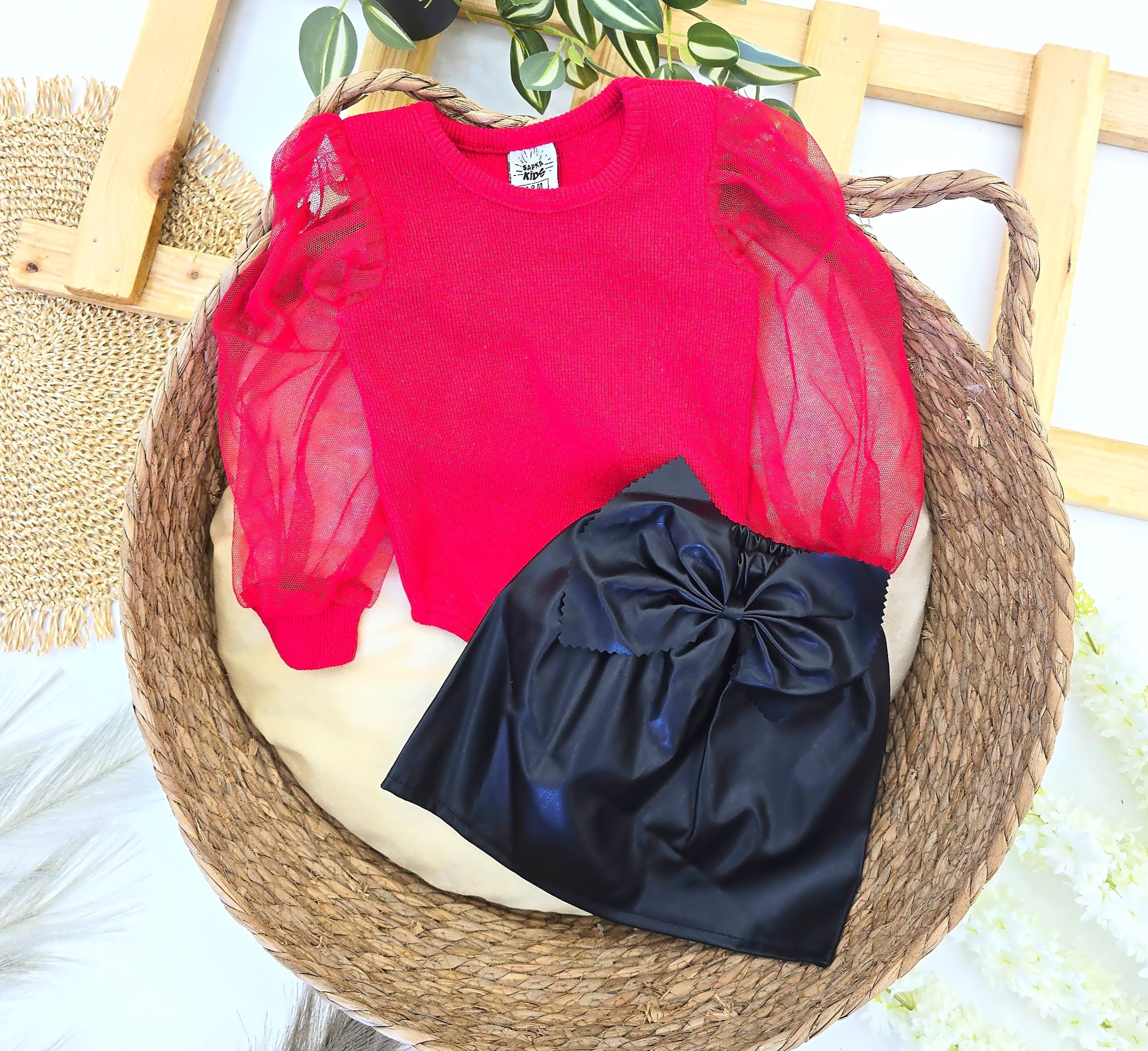 Crveni bodi i crna suknja od eko kože – komplet za devojčice