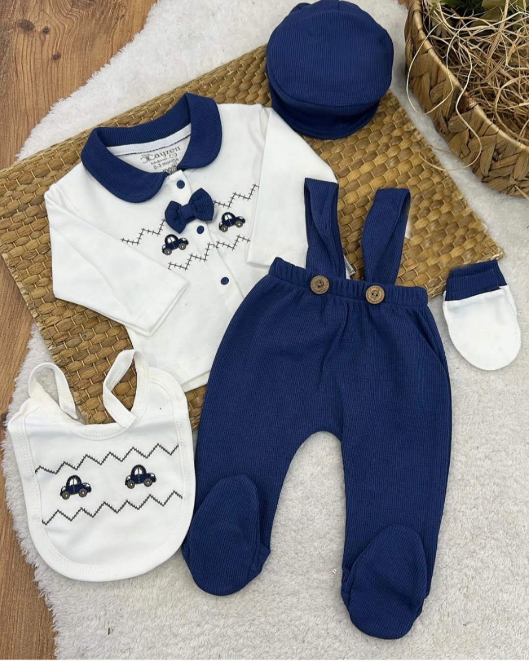 Petodelni bebi set za dečake – elegantni komplet za iznošenje iz porodilišta sa pantalonama na tregere Petodelni bebi set za dečake – elegantni komplet za iznošenje iz porodilišta sa pantalonama na tregere