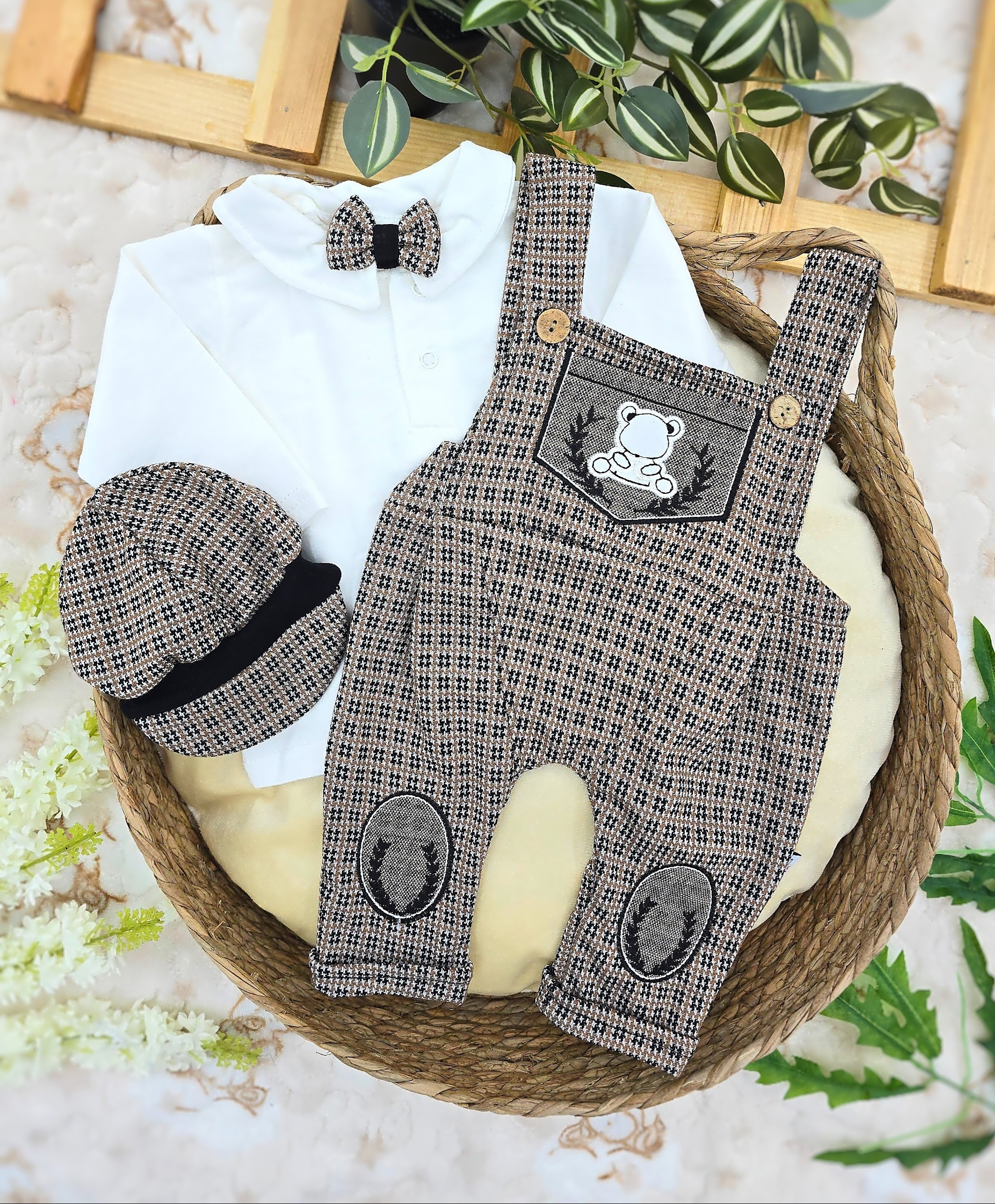 Elegantni set za bebe dečake – bluzica sa leptir-mašnom, pantalone sa tregerima i beretka – tamno braon