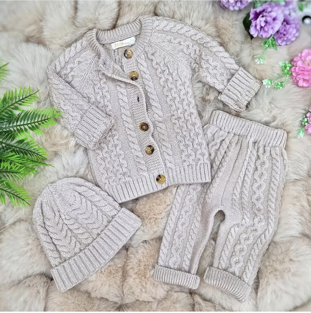 Pleteni komplet za bebe – braon boja, džemper, pantalone i kapica