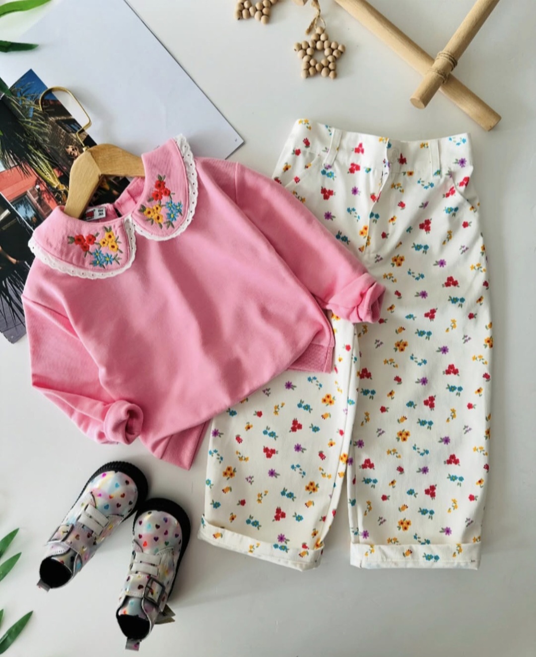 Dvodelni komplet za devojčice – bluza sa kragnom i pantalone sa šarama