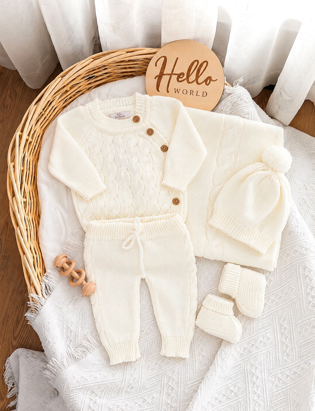 Beli pleteni set za bebe u kutiji – (džemperić, pantalone, kapica, papice, ćebence)