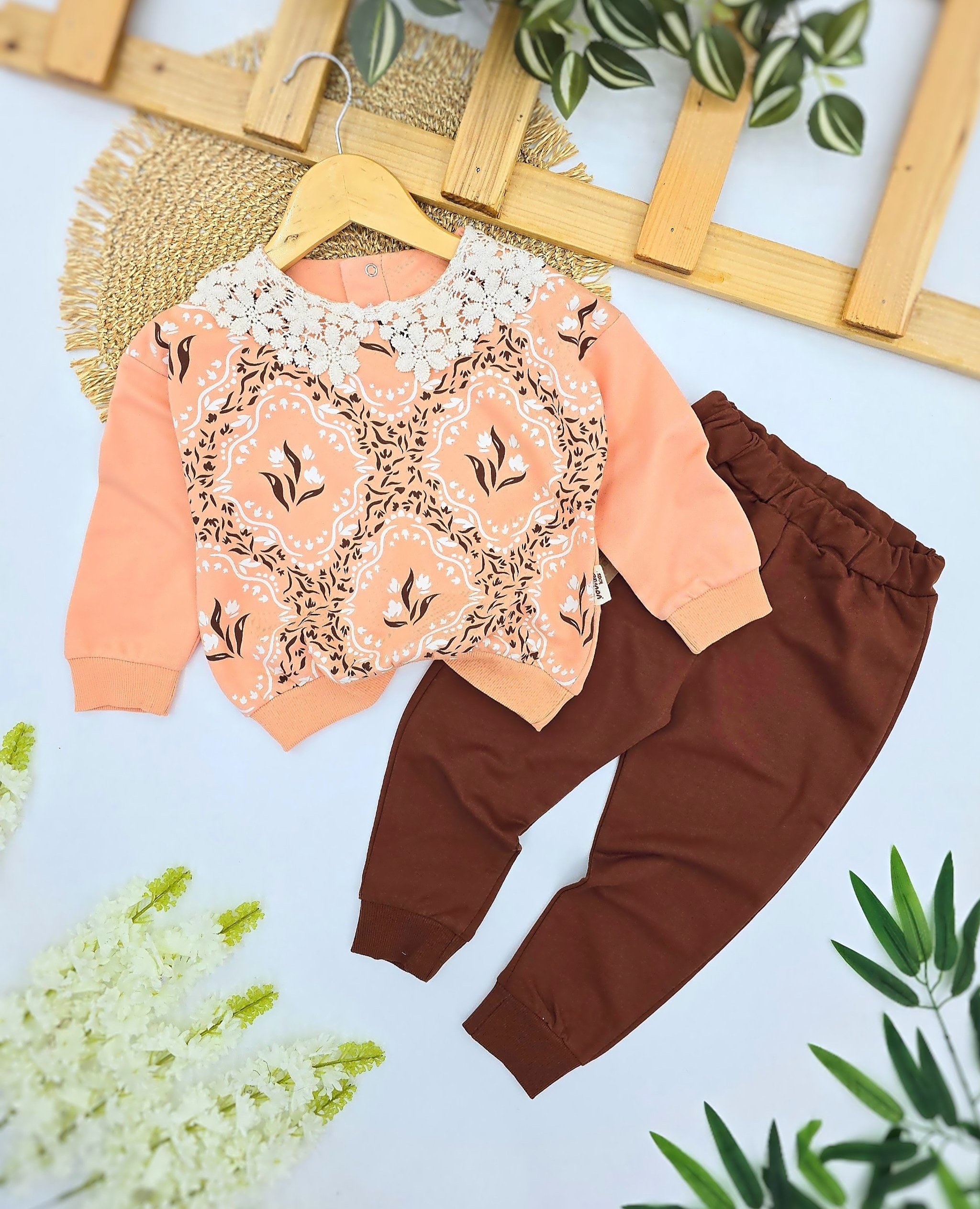 Duks sa čipkastom kragnom i braon pantalone za devojčice