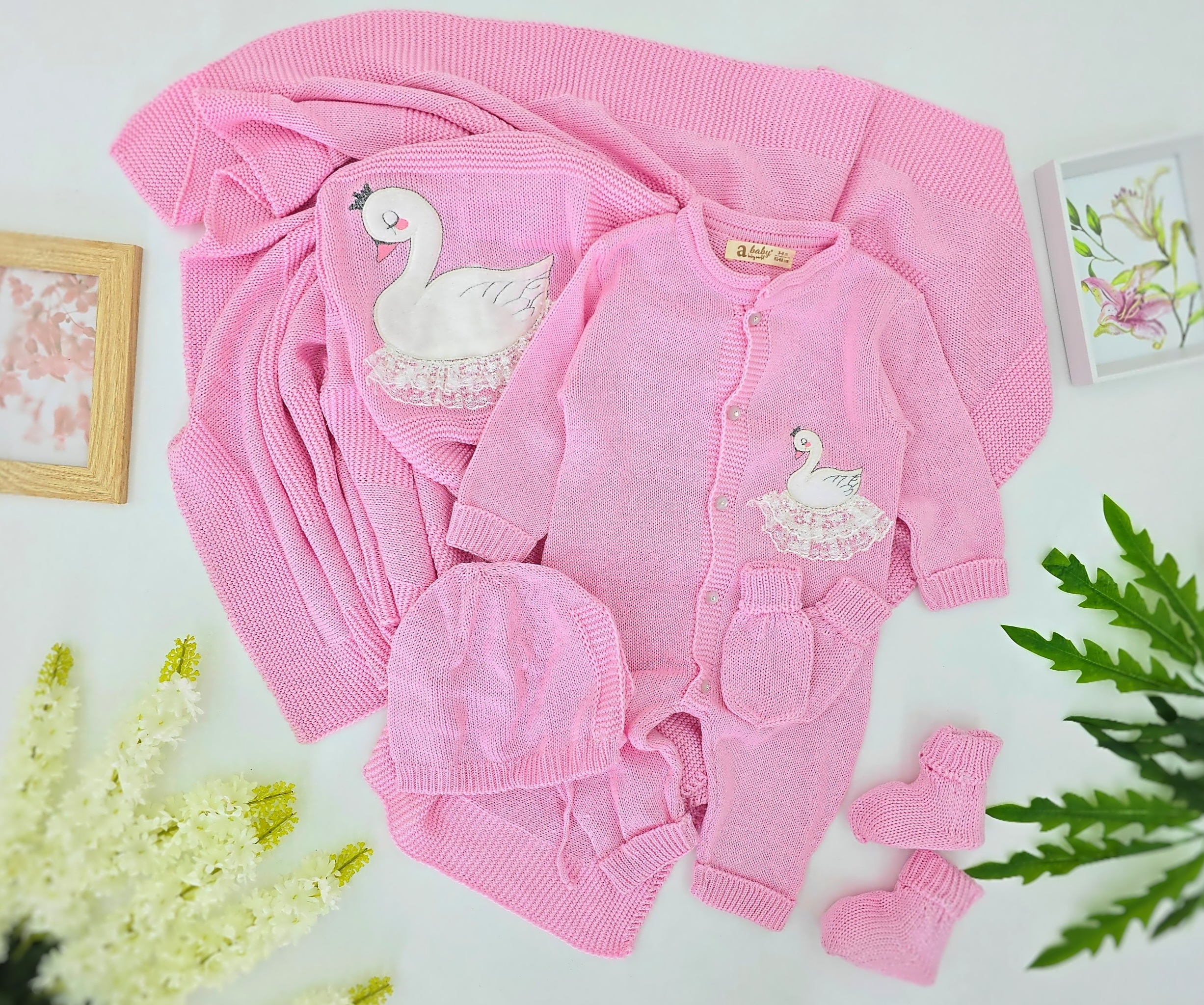 Pleteni set za bebe sa labudom u kutiji – 5 delova (ćebence, kombinezon, kapica, rukavice, papice)