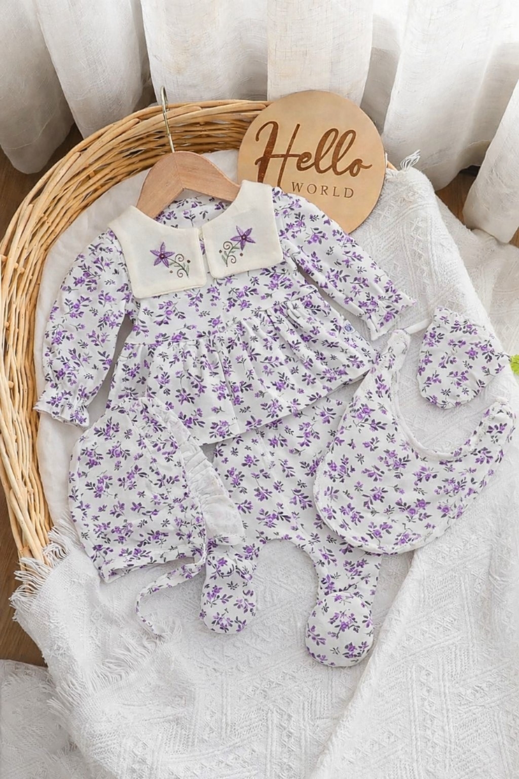 Cvetni set za novorođenče – 5 delova (bluzica, pantalone, kapica, rukavice, portikla)