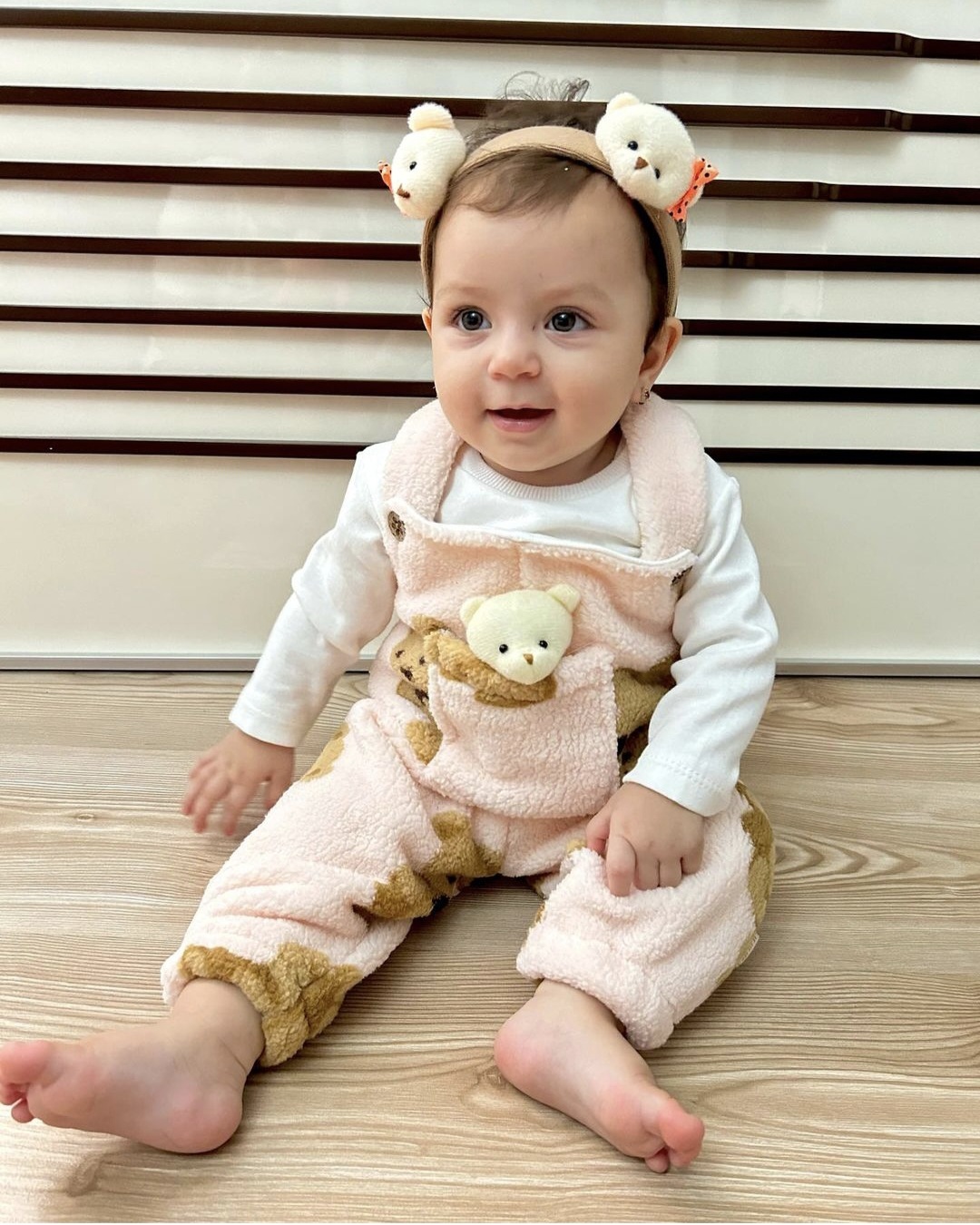 Komplet za bebe – bluzica, roze plišane pantalone sa tregerima i igračkica