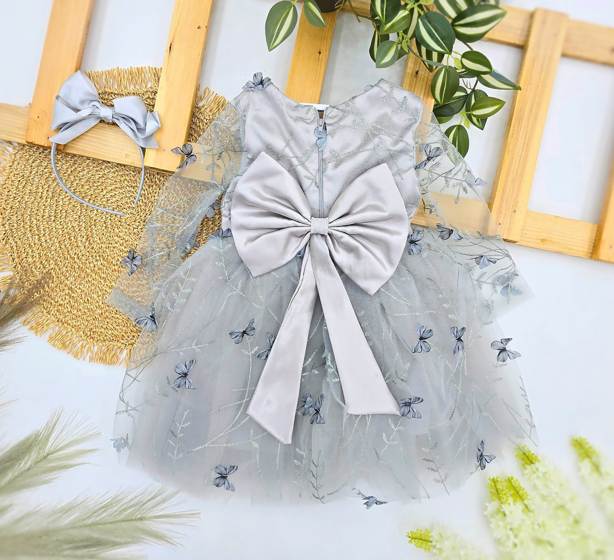 Siva haljinica sa 3D leptirima i rajfom