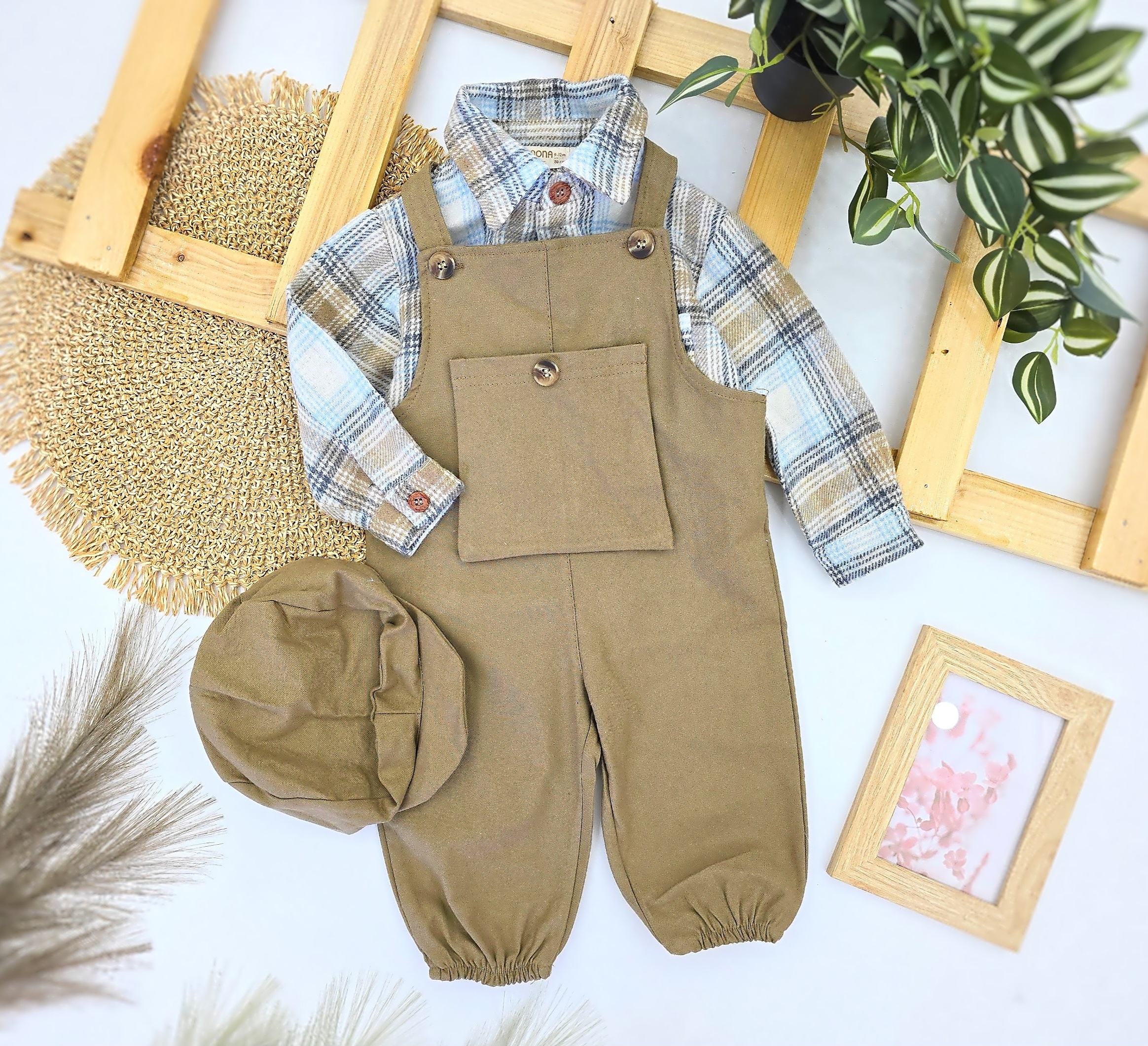Trodelni bež komplet za bebe dečake – tregeri, karirana košulja i kačket