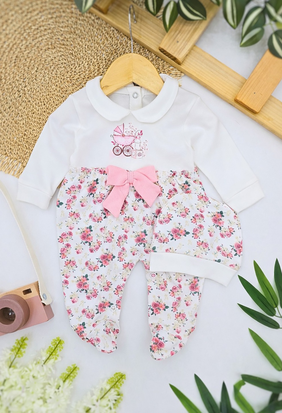 Kombinezon i kapica sa cvetnim detaljima