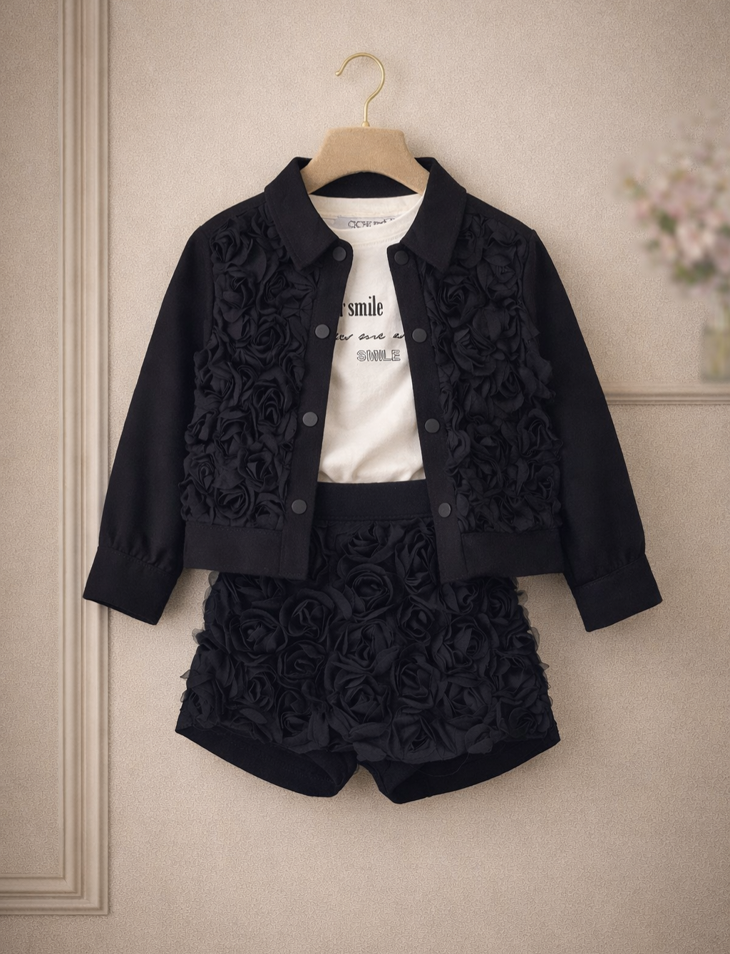 Crni komplet za devojčice – teksas jaknica i šorts sa 3D ružama + majica
