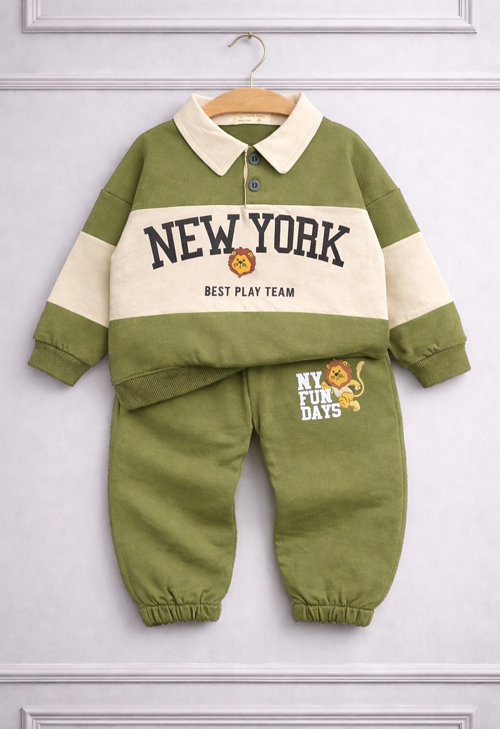 Maslinasta trenerka za dečake sa kragnicom i lavićem