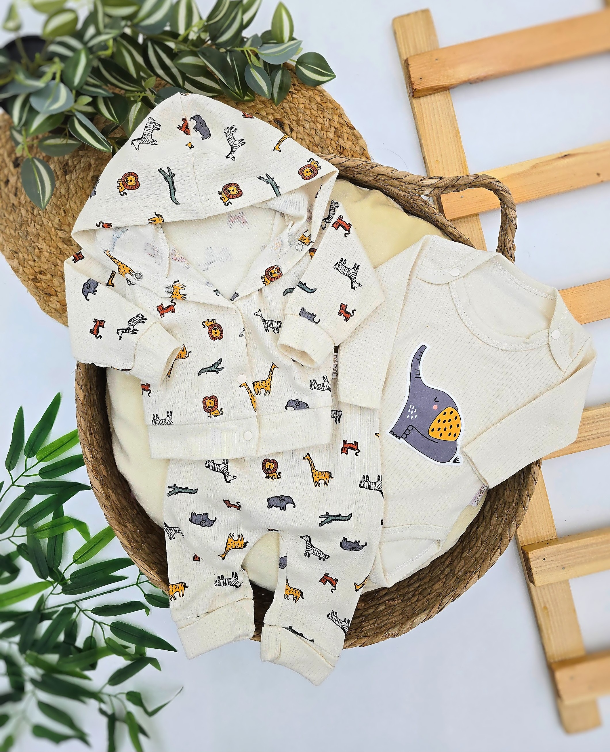 Bebi set sa životinjicama – svetlo krem duks sa kapuljačom, bodi i donji deo
