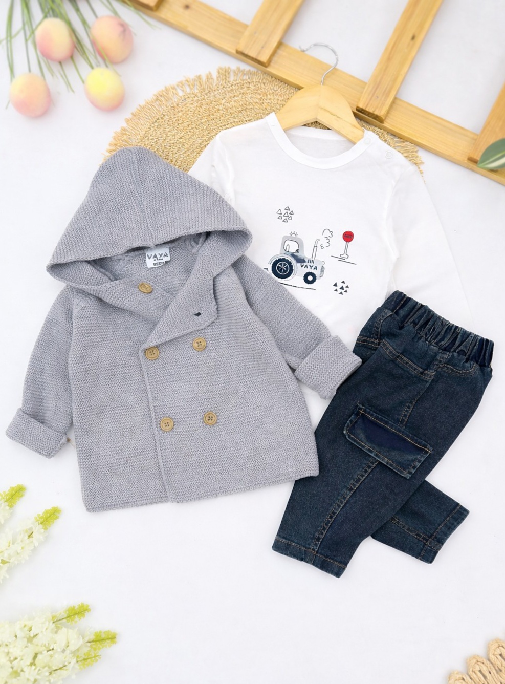 Prolećni set za bebe dečake – pletena jaknica, bluza i farmerice