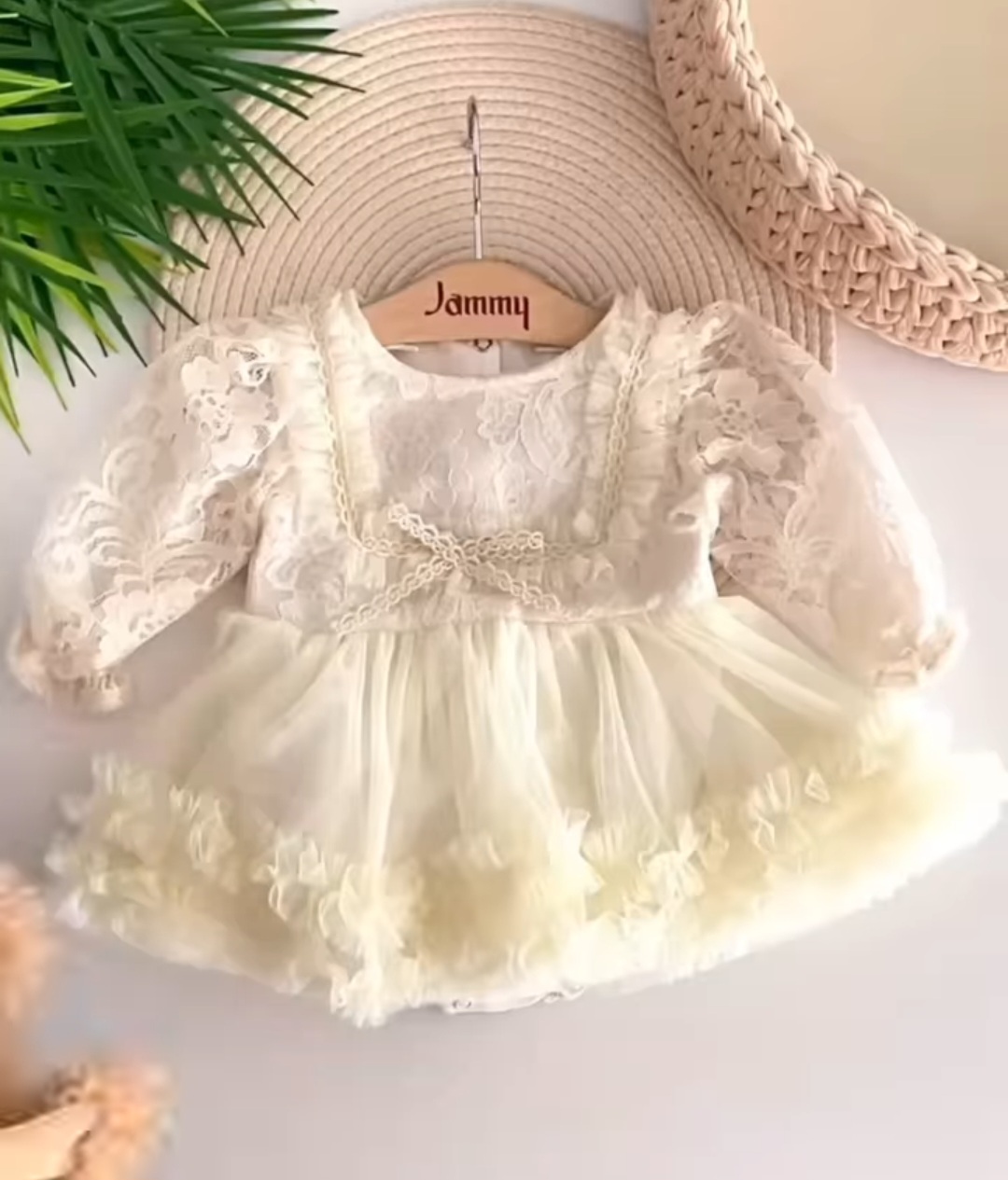 Svečana bodi haljinica za bebe – prljavo bela sa tilom i ukrasima
