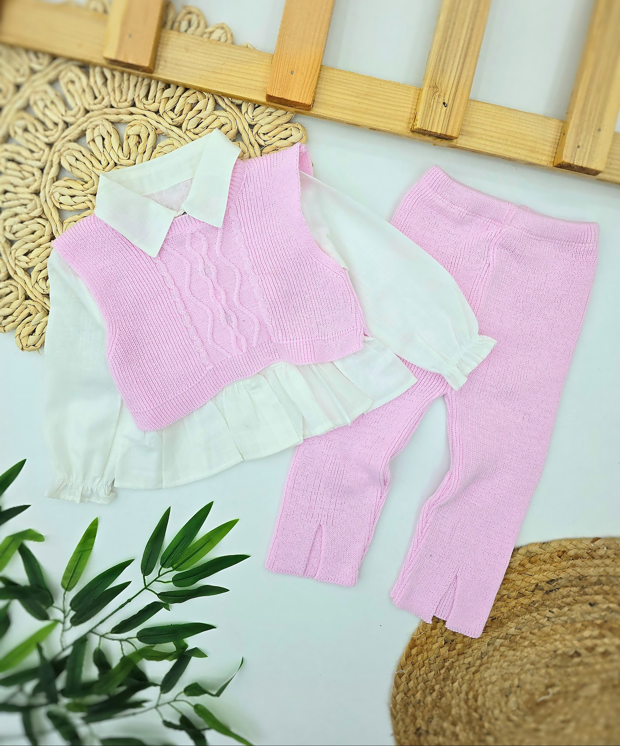 Komplet sa belom košuljom, prslukom i trikotažnim pantalonama