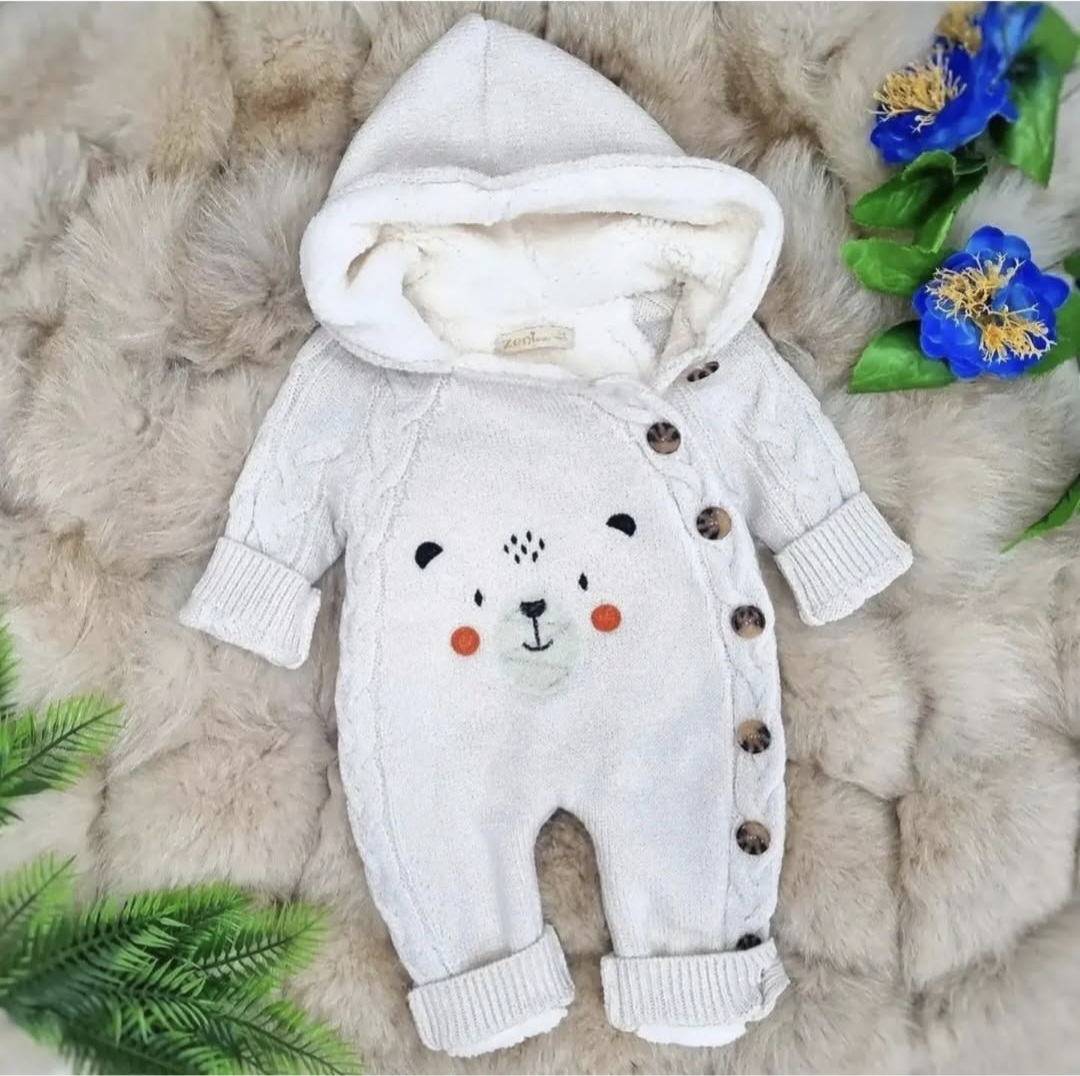 Pleteni skafander u bež boji sa motivom mede, kapuljačom i postavom od krzna (bez rukava) – za bebe