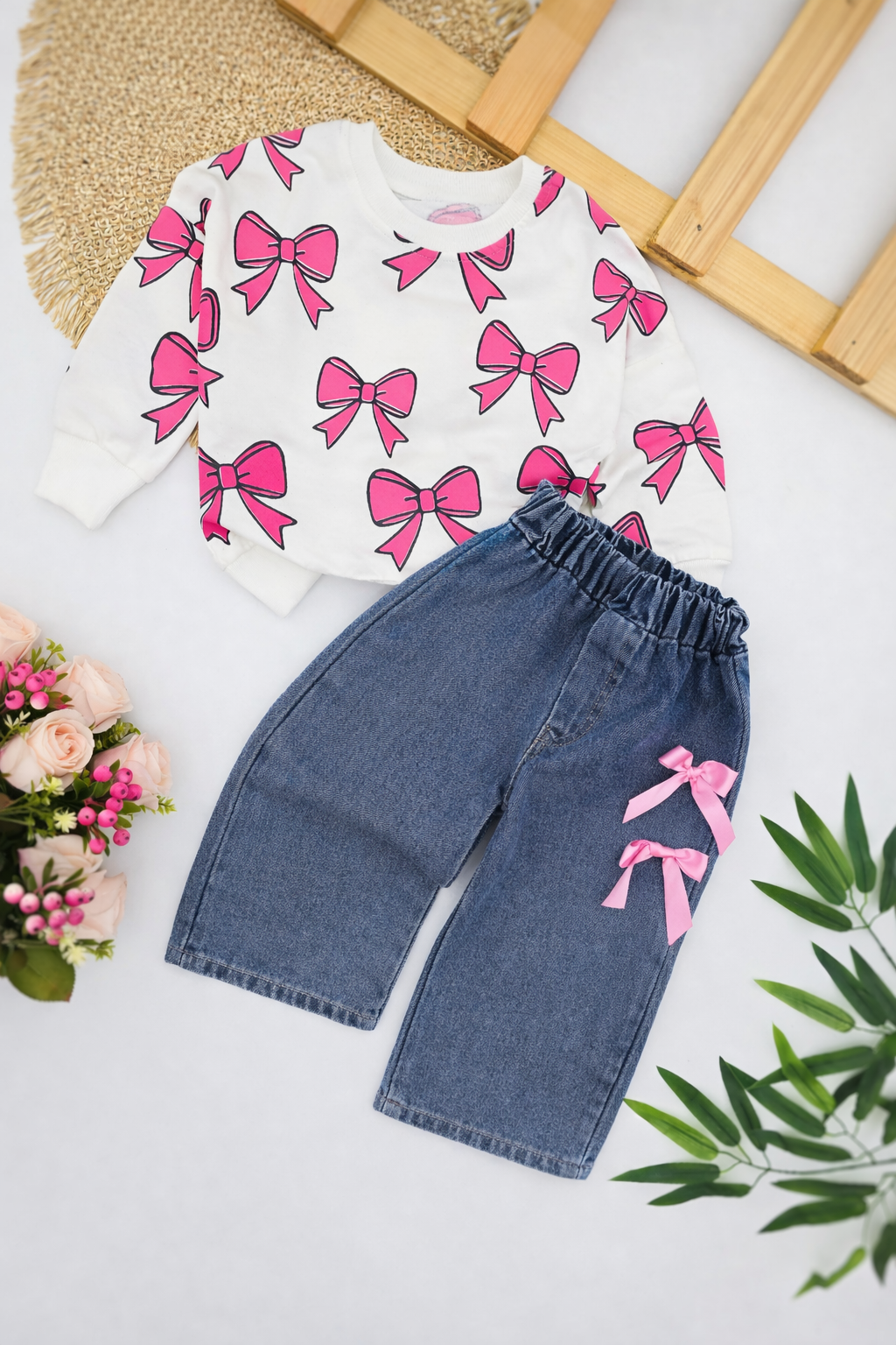 Beli duks sa mašnicama i teksas pantalone za devojčice