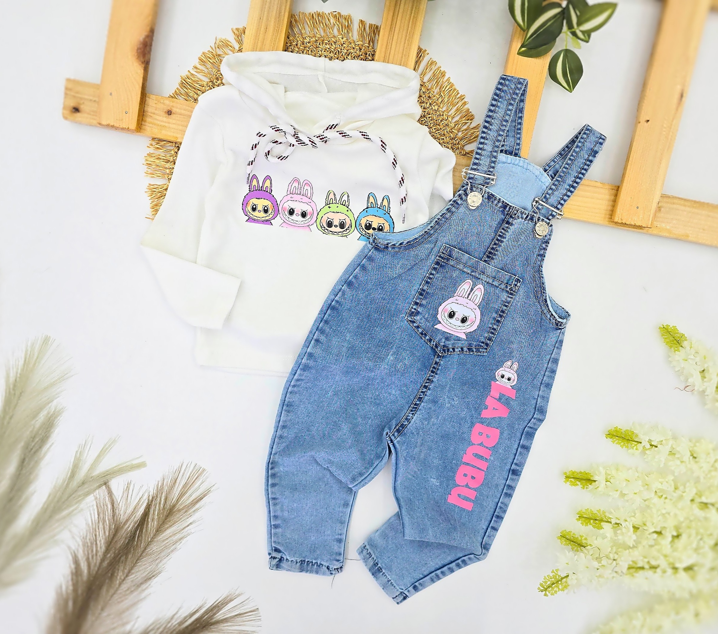 Labubu komplet za devojčice – Teksas tregerice i duks sa printom