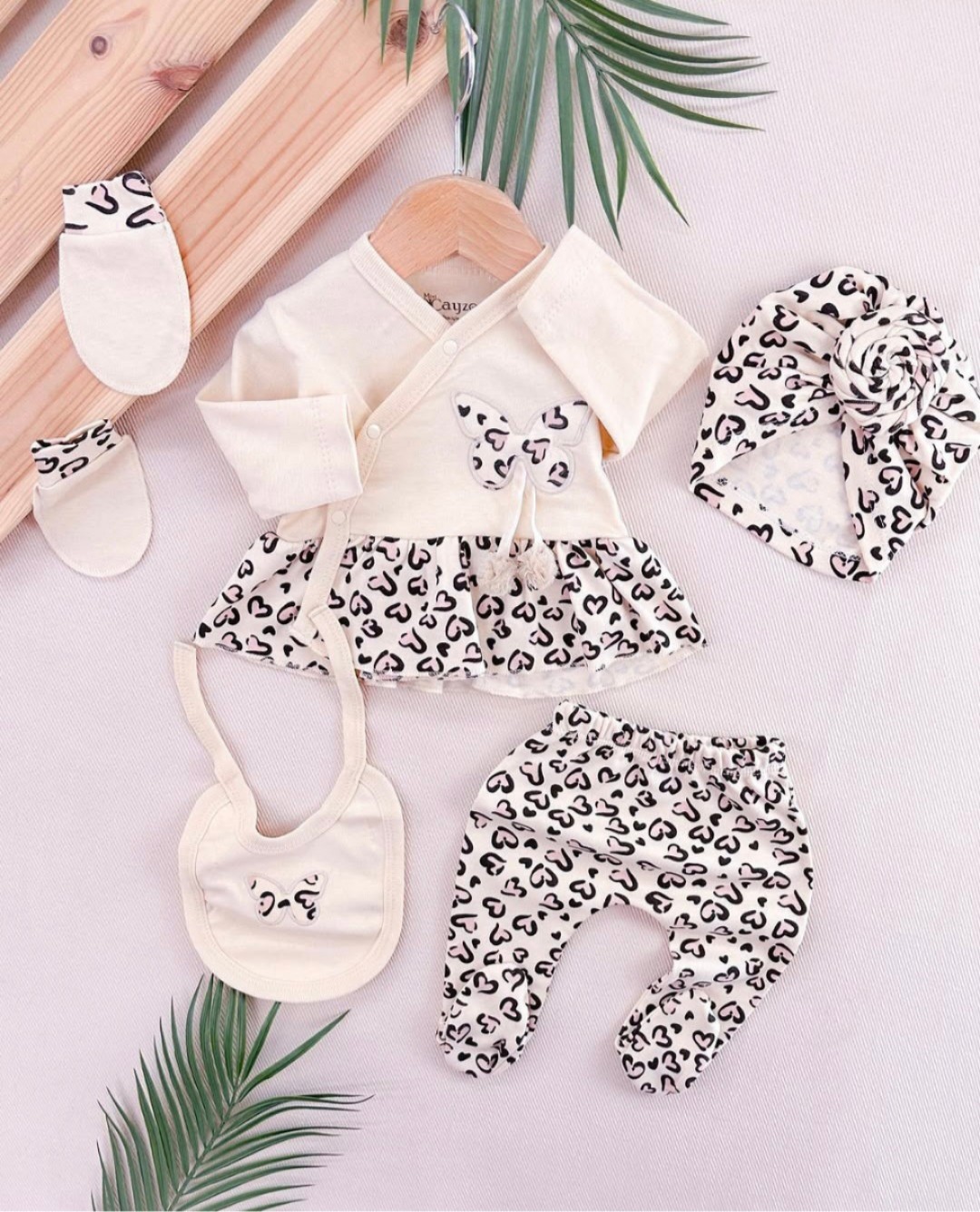 Bež petodelni set za novorođenče sa srcima