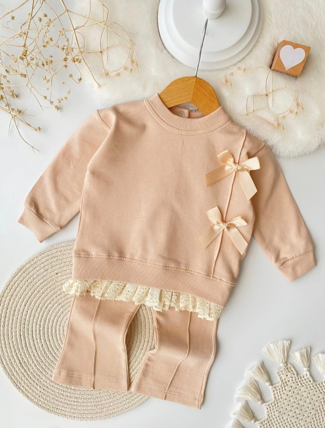 Bež komplet za bebe devojčice sa mašnicama i čipkom