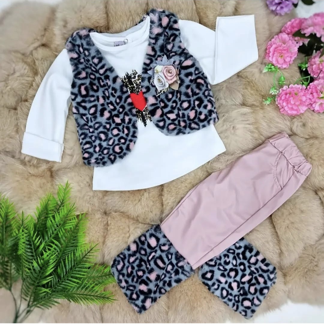 Dečiji komplet – prsluk animal print, bluzica i pantalone od eko kože Dečiji komplet – prsluk animal print, bluzica i pantalone od eko kože