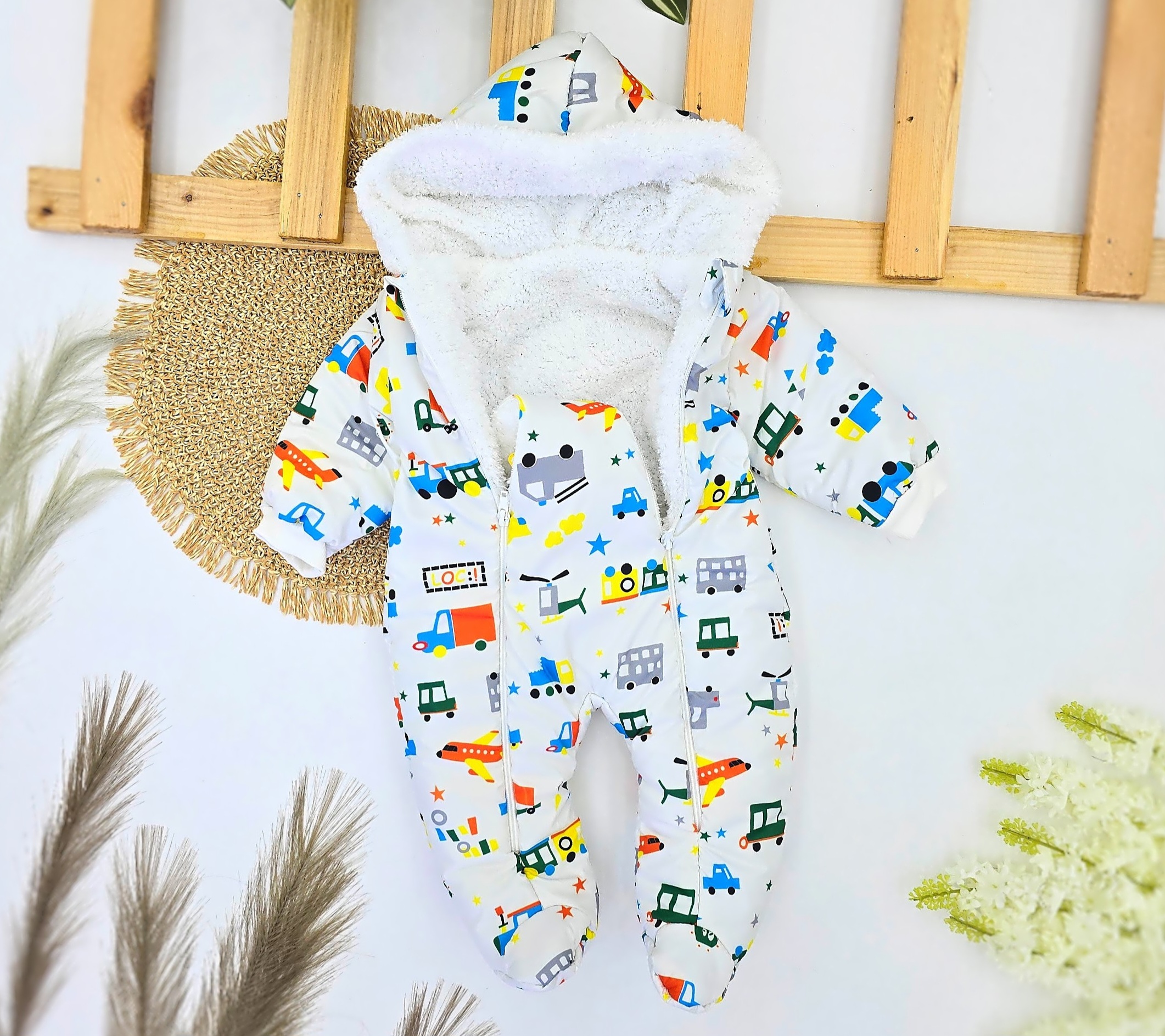 Zimski skafander za bebe dečake – beli sa autićima