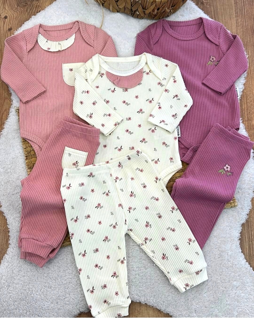 Šestodelni set za devojčice: rebrasti bodi i pantalone sa cvetnim printom Šestodelni set za devojčice: rebrasti bodi i pantalone sa cvetnim printom