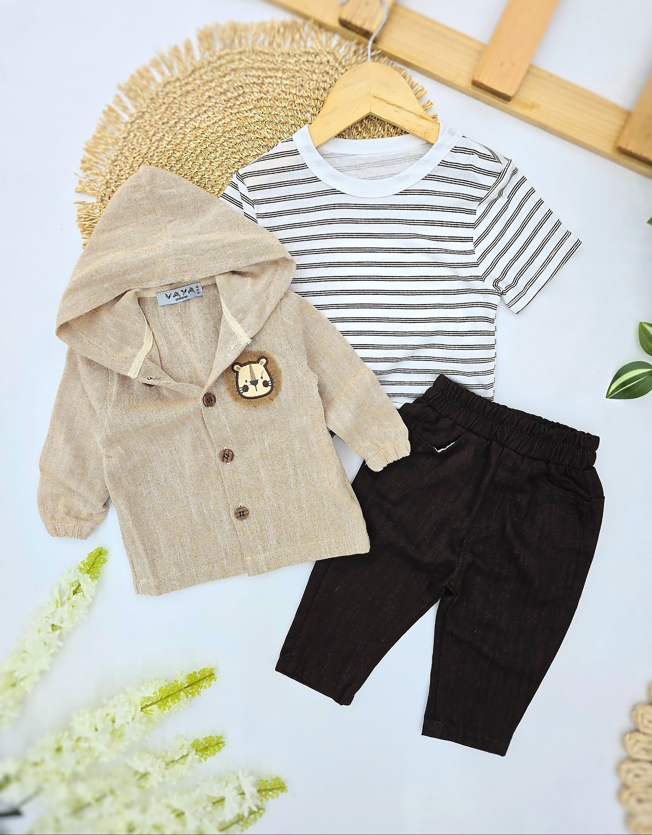 Set za bebe dečake sa motivom lavića – bež košulja, majica i tamno braon pantalone