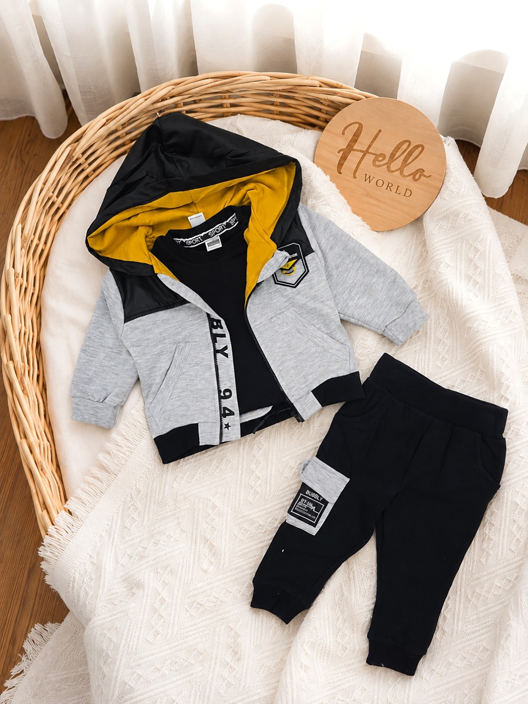 Crno-sivi trodelni sportski komplet za bebe dečake – duks, bluza i pantalone