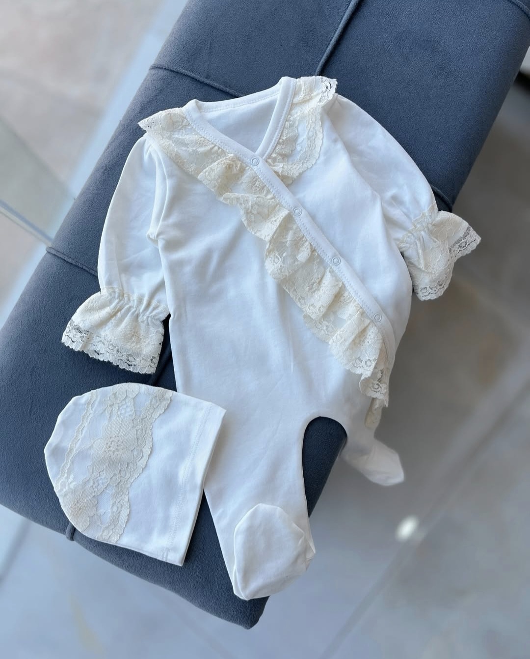 Beli čipkani komplet za bebe – Kombinezon i kapa