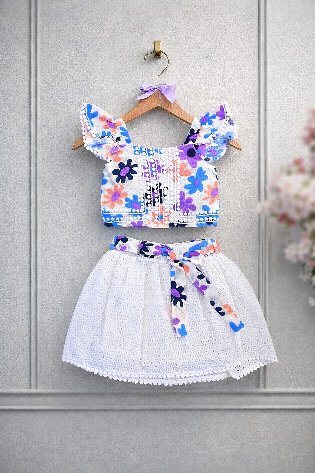 Dvodelni komplet za devojčice – bela suknja i cvetni gornji deo