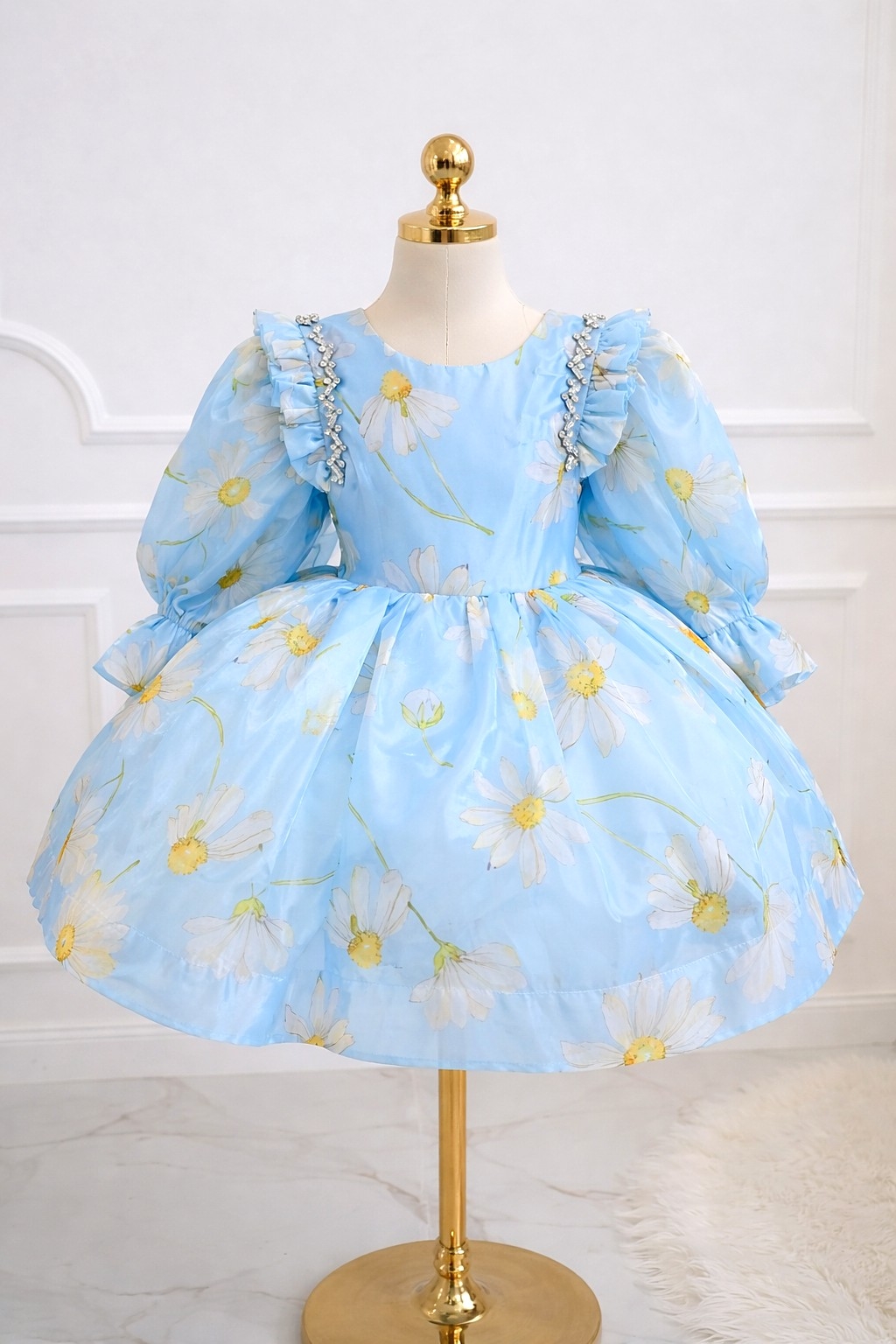 Luksuzna plava haljina sa radama i velikom mašnom pozadi