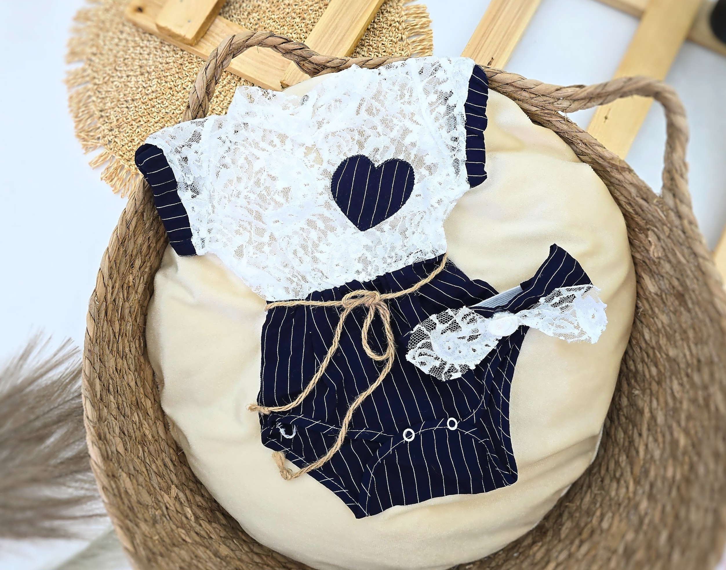 Bodi sa čipkom i trakom za kosu – komplet za bebe Bodi sa čipkom i trakom za kosu – komplet za bebe