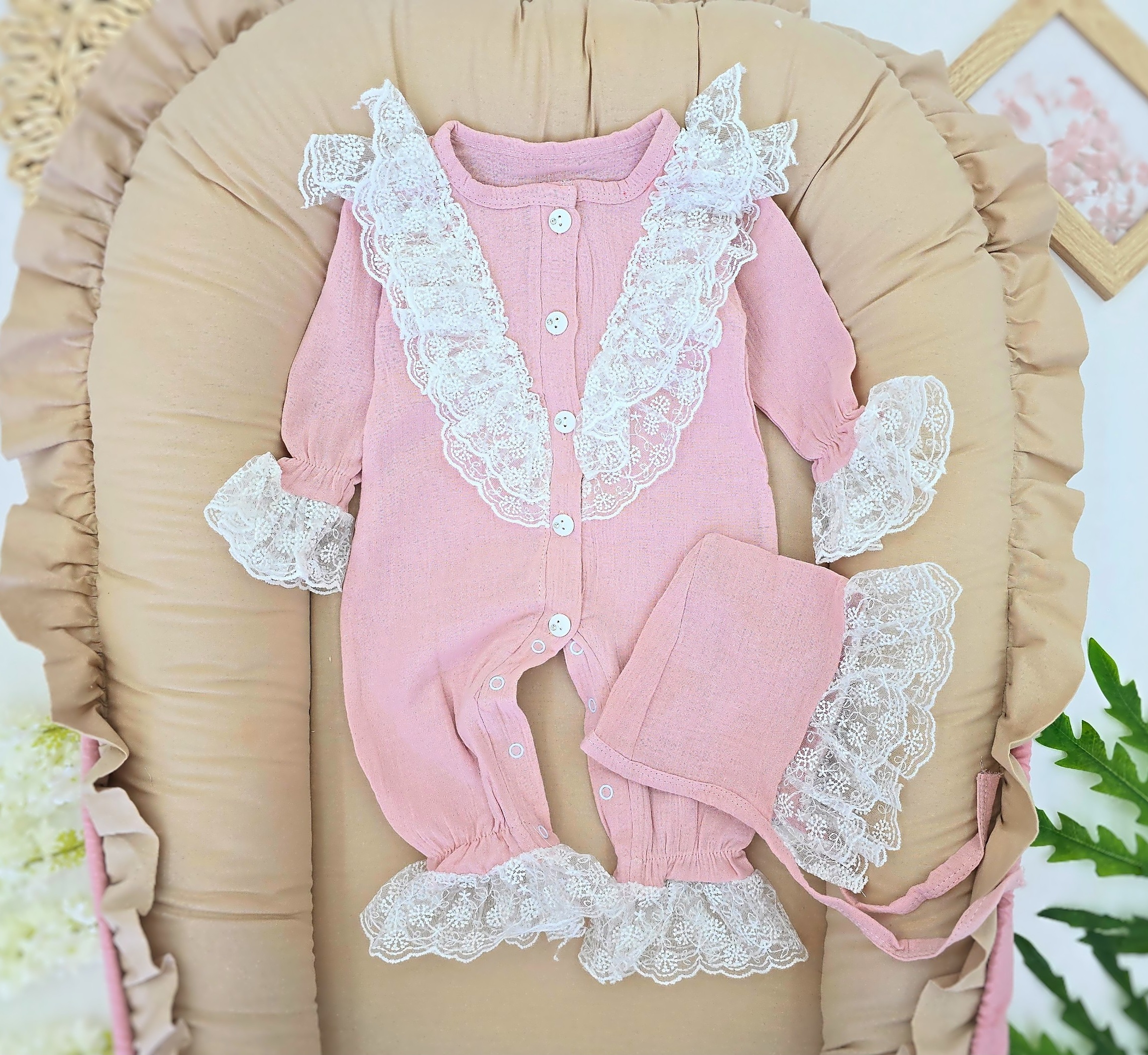 Roze kombinezon za bebe sa čipkom i kapicom