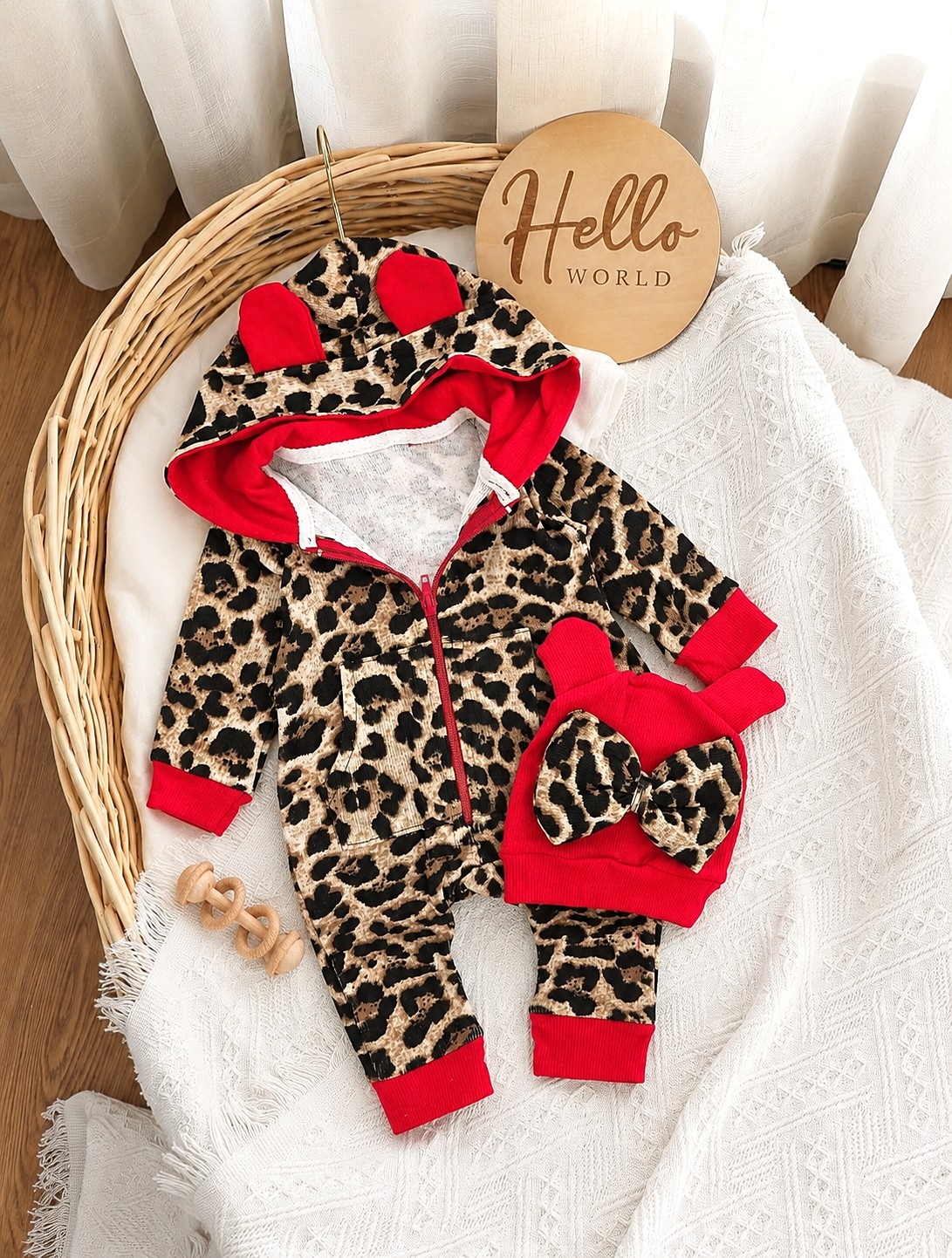 Kombinezon i kapica za bebe sa crvenim leopard dezenom