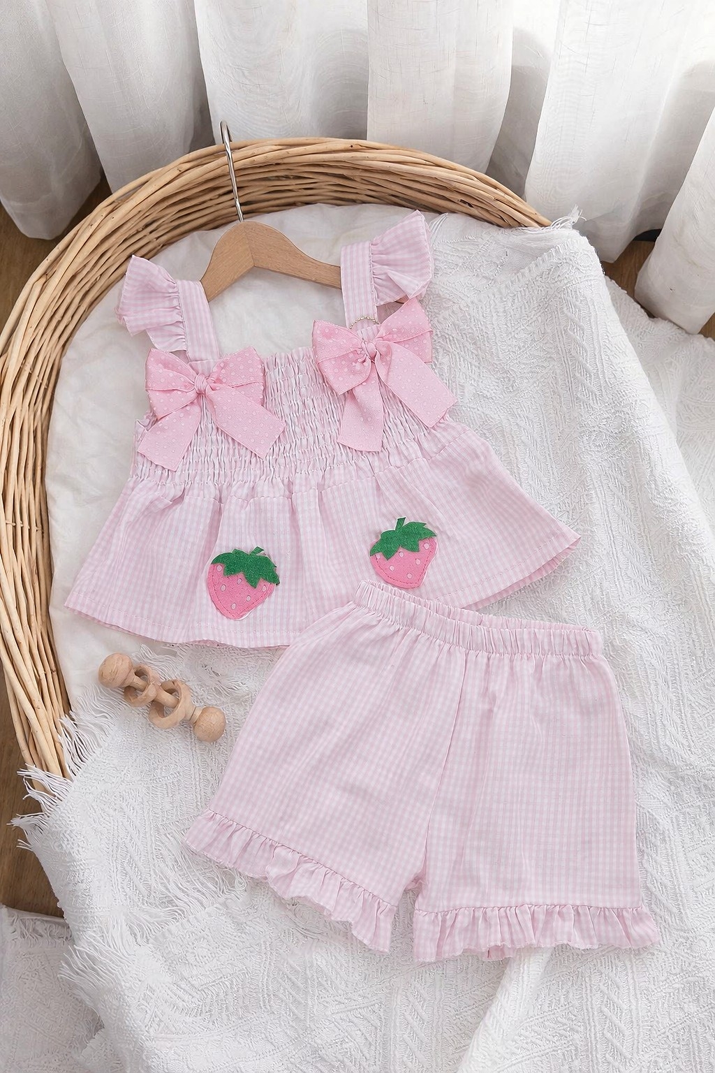 Karirani letnji set sa jagodama za devojčice – majica i šorts