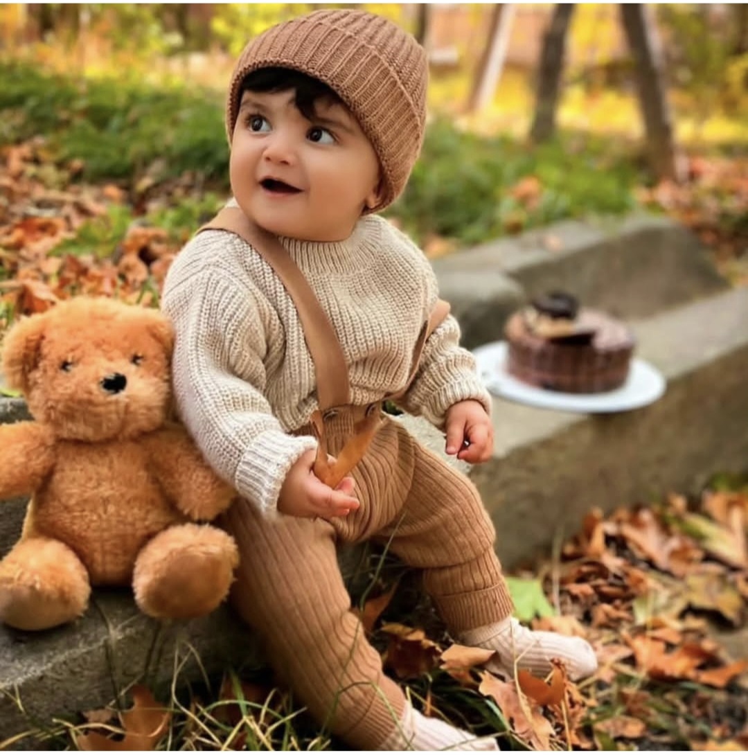 Pleteni komplet za bebe – bež džemper, pantalone sa tregerima i kapica
