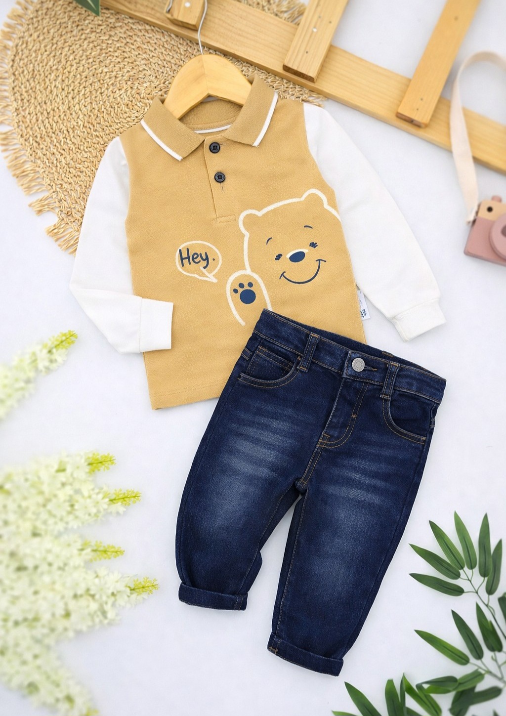 Bluza sa kragnom i meda printom i farmerice za dečake