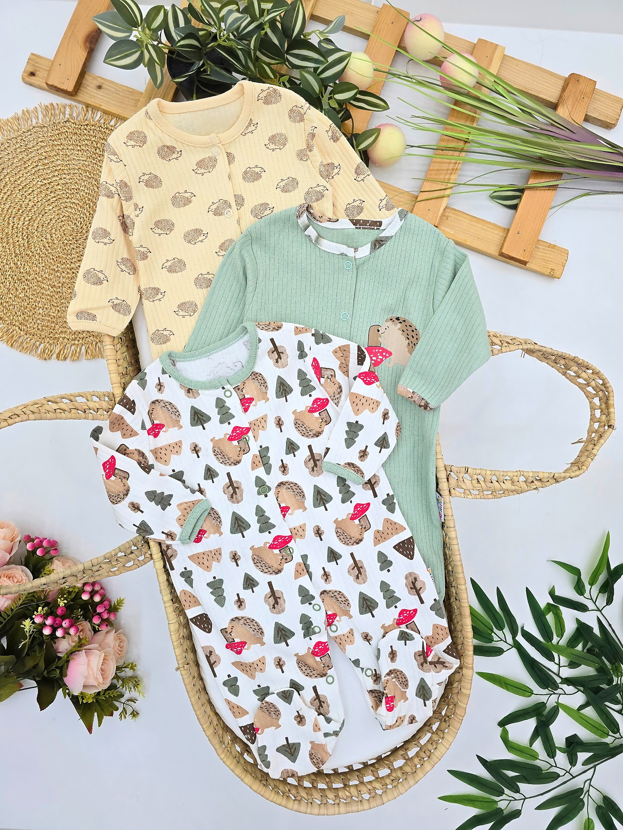 Set tri štramplice za bebe dečake – ježić i šumski dezen