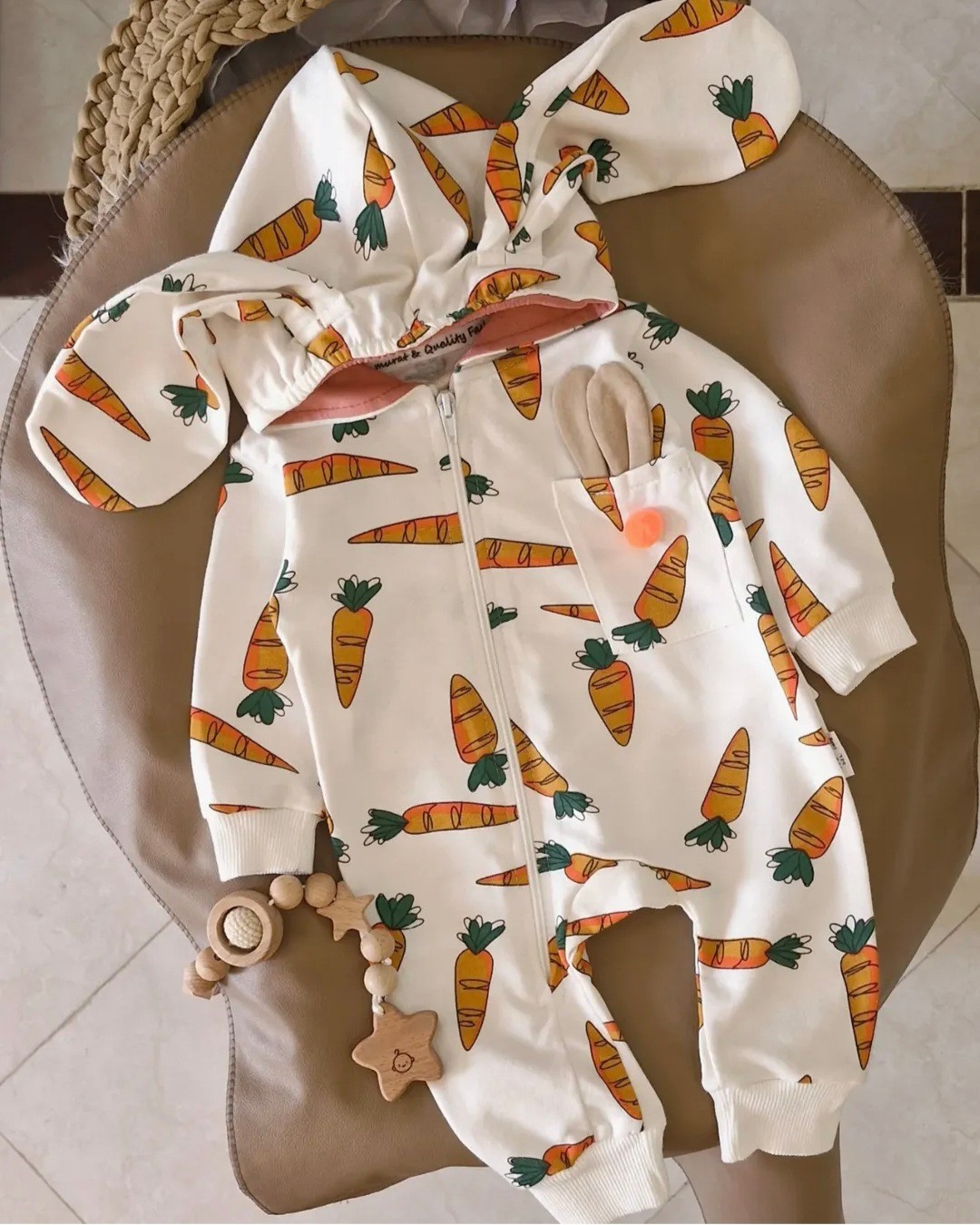 Uskršnji kombinezon sa ušima – šargarepica motiv