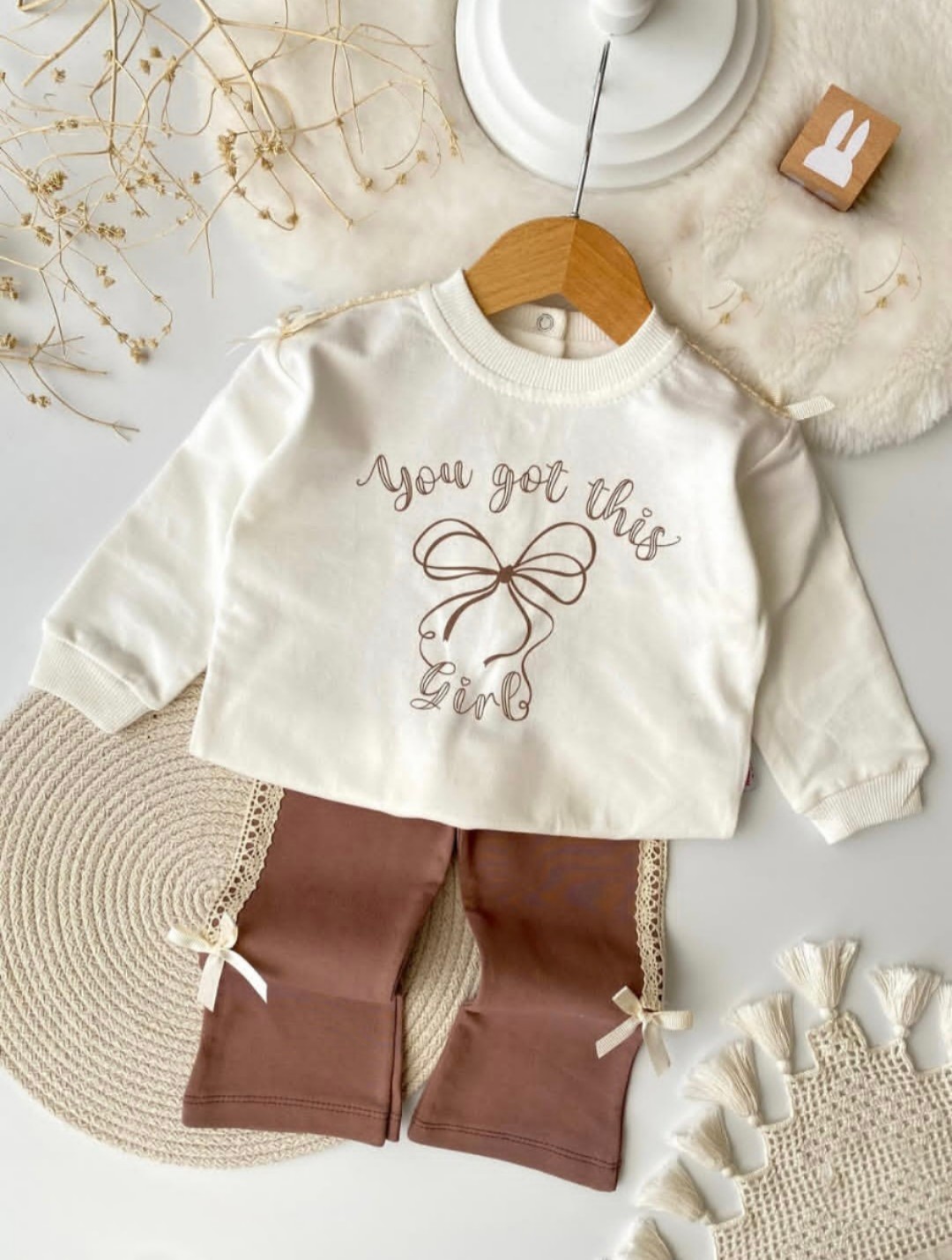 Braon komplet trenerka za devojčice sa mašnicama